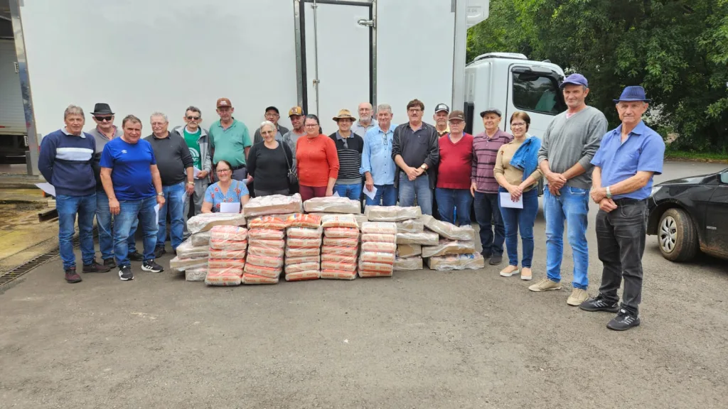 Cestas de auxílio alimentação são entregues a grupos de idosos de Seara