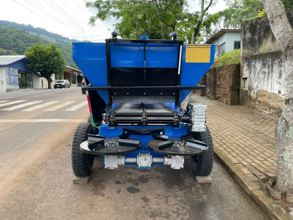 Prefeitura de Arvoredo adquire espalhadeira de dejetos sólidos e calcário