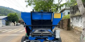 Prefeitura de Arvoredo adquire espalhadeira de dejetos sólidos e calcário