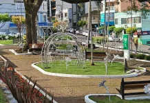 Seara inicia decoração e iluminação natalina na Praça Central