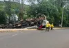 Caminhão tomba na rua Três de Abril em Seara. Apenas danos materiais