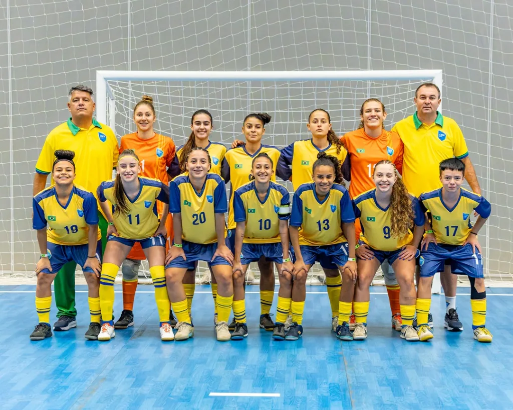 Heloísa Meine joga pela Pinhalense Futsal FemininoApeff, que representa o Brasil, Santa Catarina, Pinhalzinho e a Escola José Marcolino Eckert