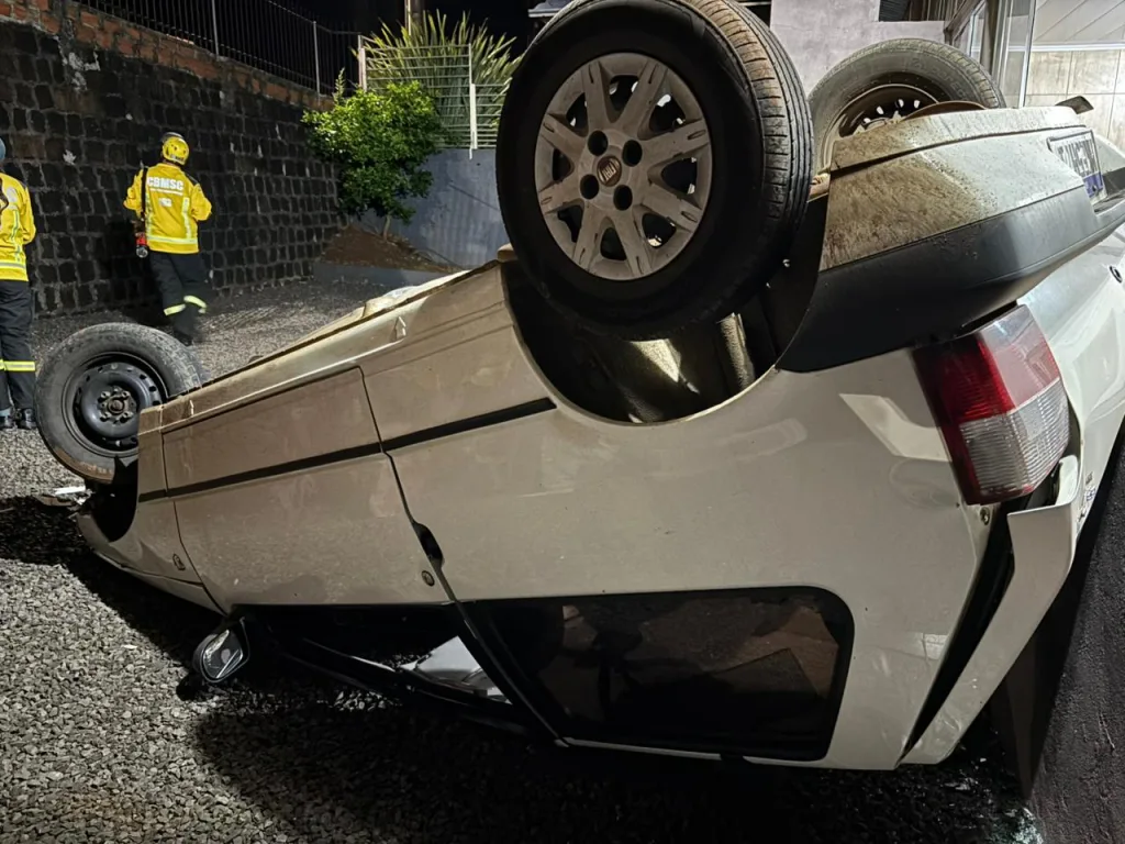 Veículo capota no bairro das Nações em Seara