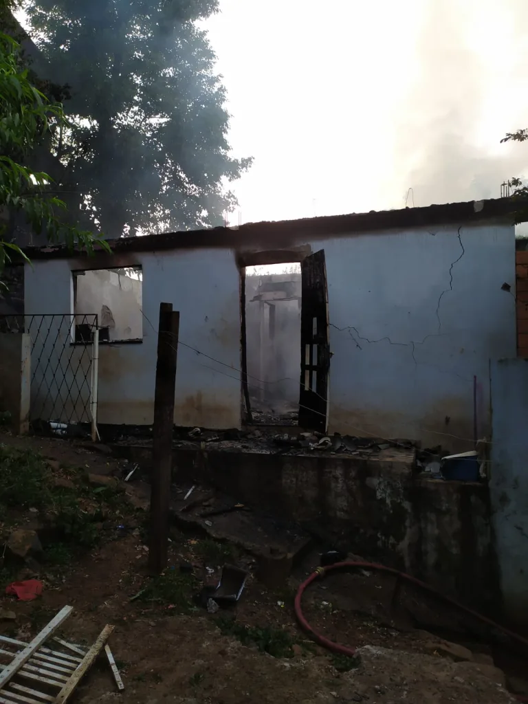 Incêndio destrói residência em Herval d'Oeste