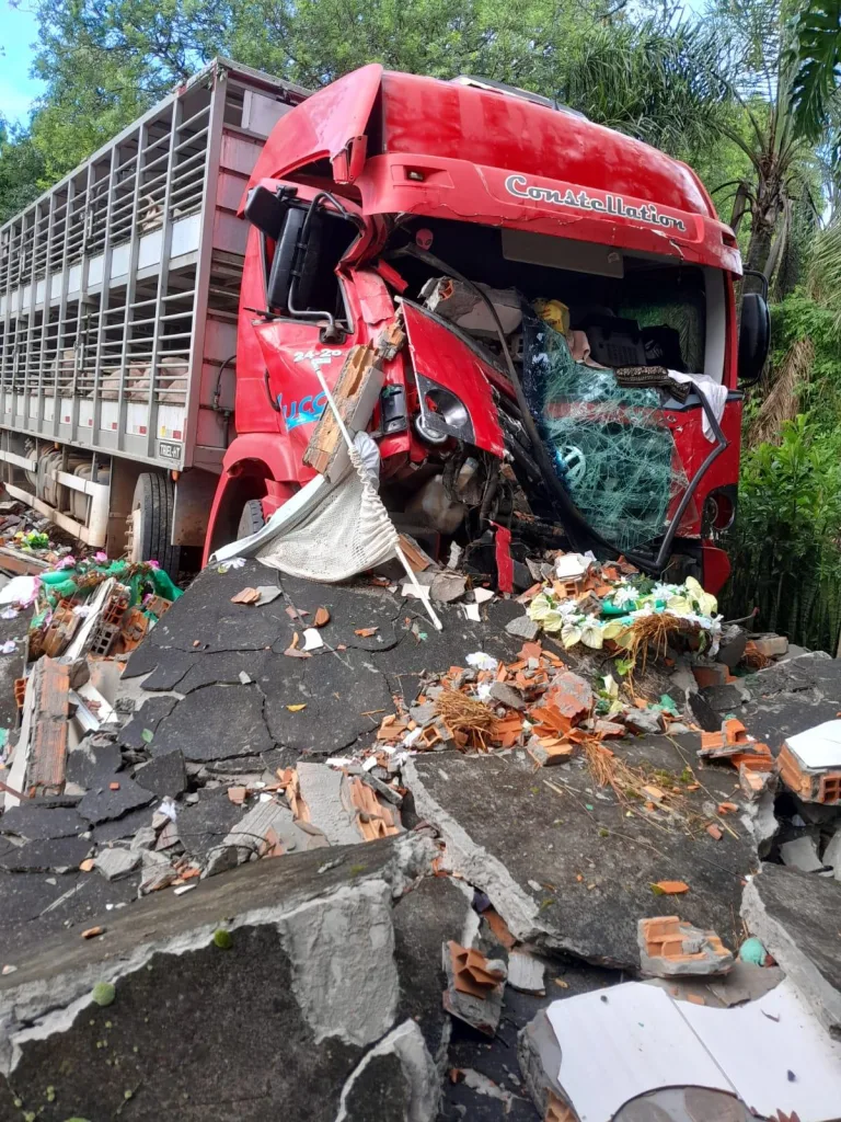 Caminhão com falha nos freios invade cemitério em Xavantina