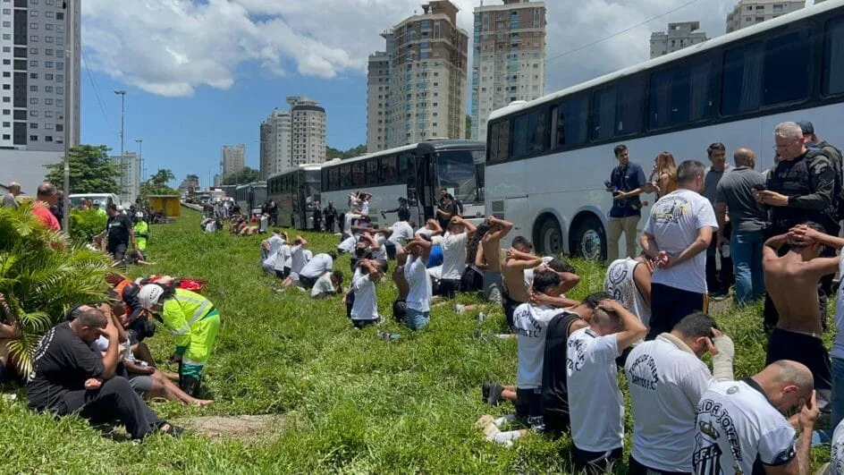 PM prende torcedores envolvidos em depredação de ônibus em Itapema