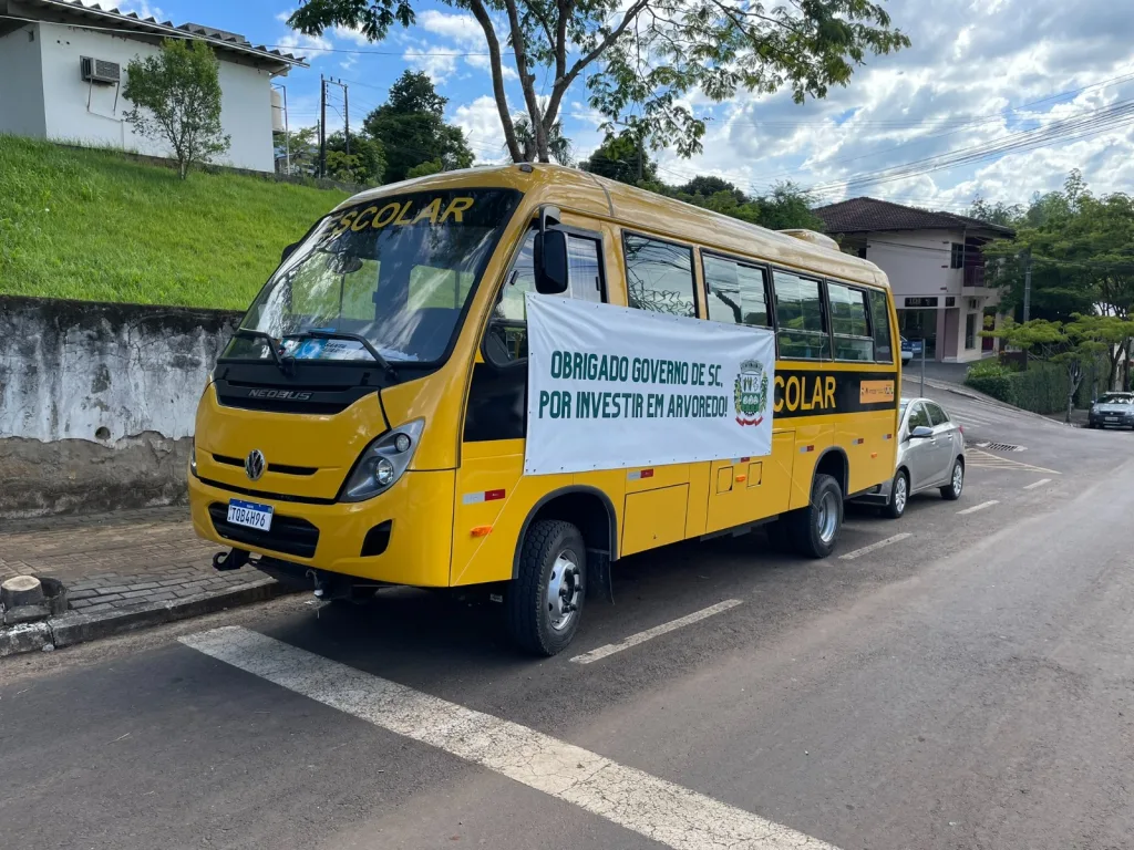 Arvoredo recebe novo ônibus escolar