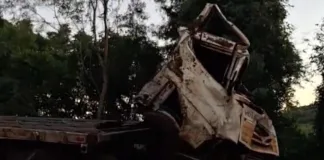 Caminhão acidentado permanece às margens da SC-283