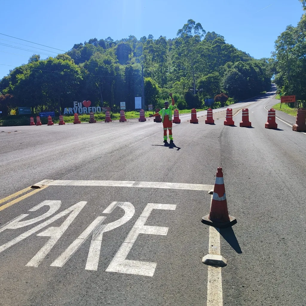 SC-283 em Arvoredo está bloqueada nos dois sentidos; desvio deve ser feito pela cidade