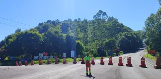 SC-283 em Arvoredo está bloqueada nos dois sentidos; desvio deve ser feito pela cidade