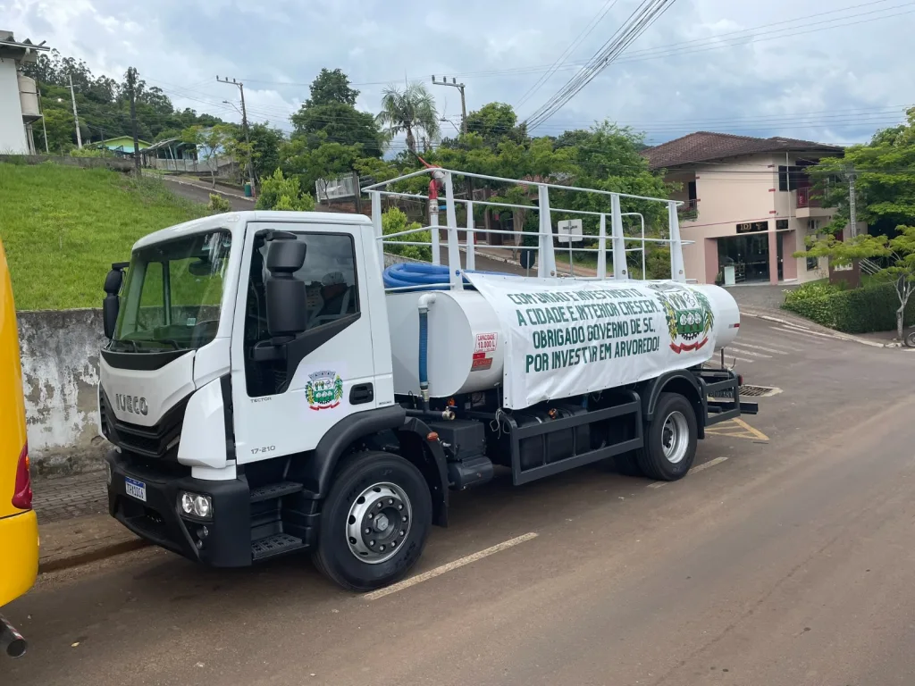 Arvoredo recebe novo caminhão para abastecimento de água potável