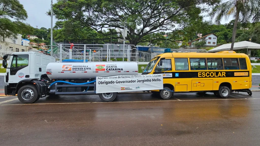 Seara recebe caminhão-tanque e ônibus do Governo do Estado