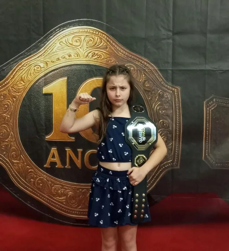 Laura Gusatto participa da cerimônia de entrega do cinturão da Copa Desterro de Jiu-Jitsu