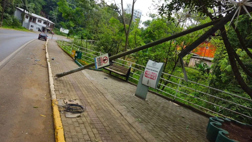 Poste é danificado na avenida Beira Rio