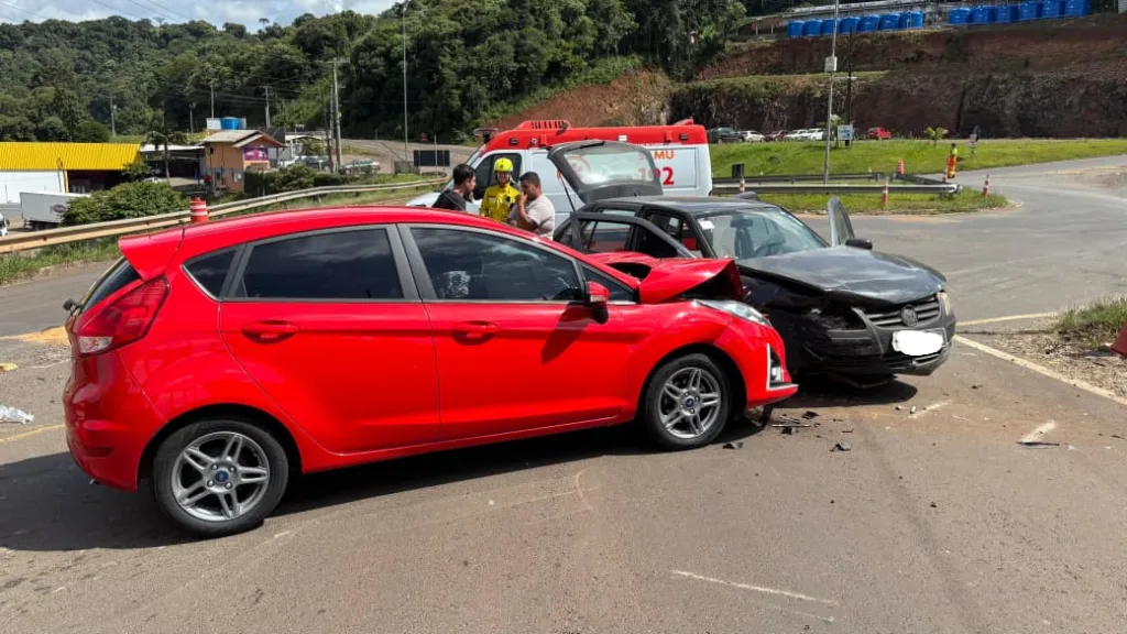 Acidente deixa condutor ferido no trevo de acesso ao Contorno Viário de Seara