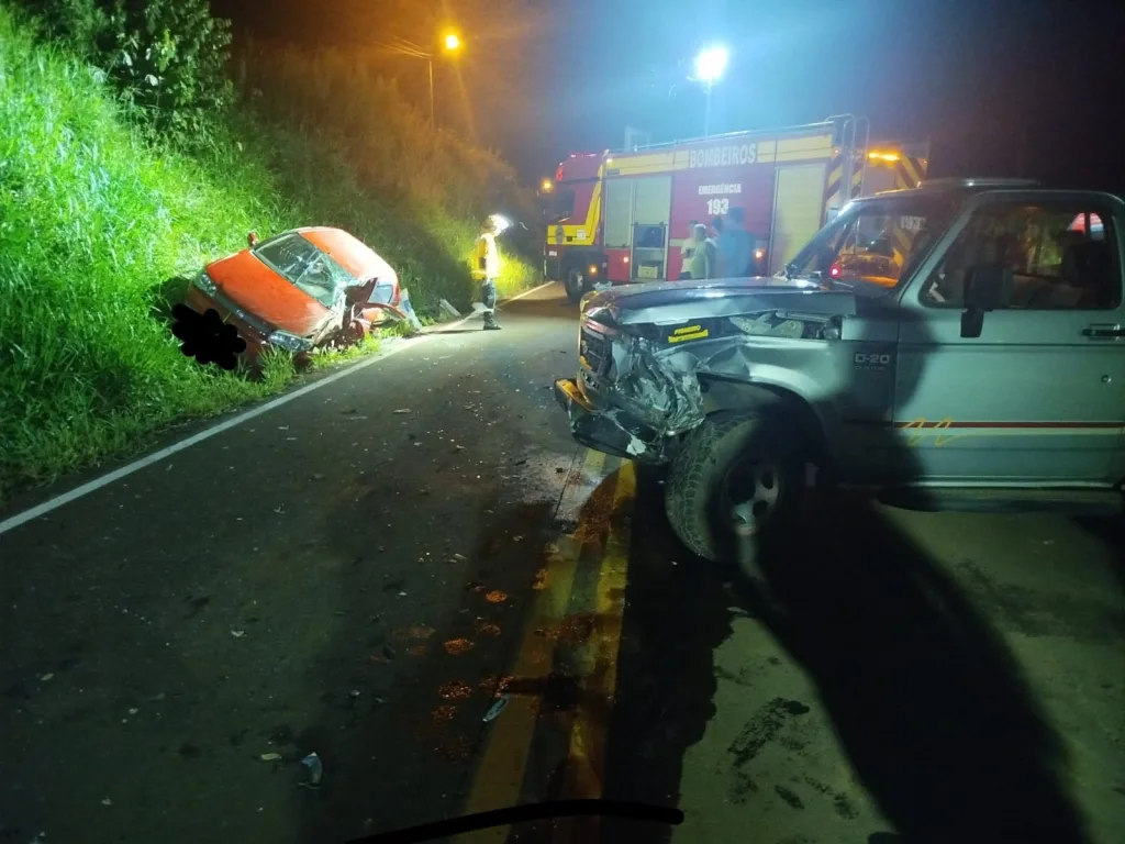 Colisão deixa duas pessoas feridas em Palmitos