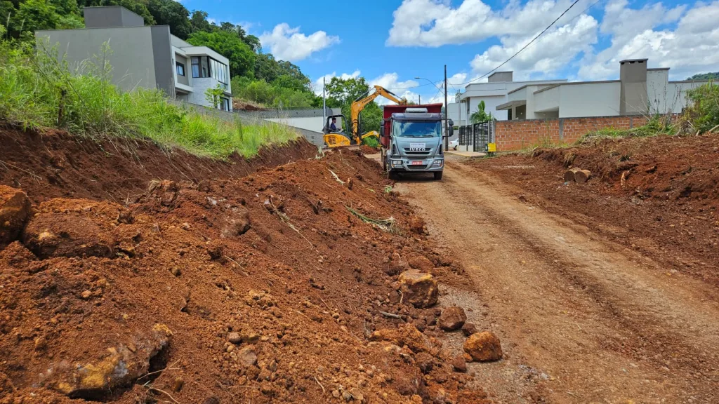 Seguem as obras de asfaltamento da rua João Garghetti