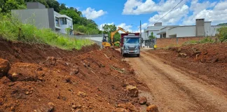 Seguem as obras de asfaltamento da rua João Garghetti