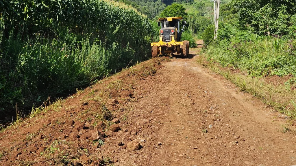 Segue a manutenção das estradas do interior de Seara