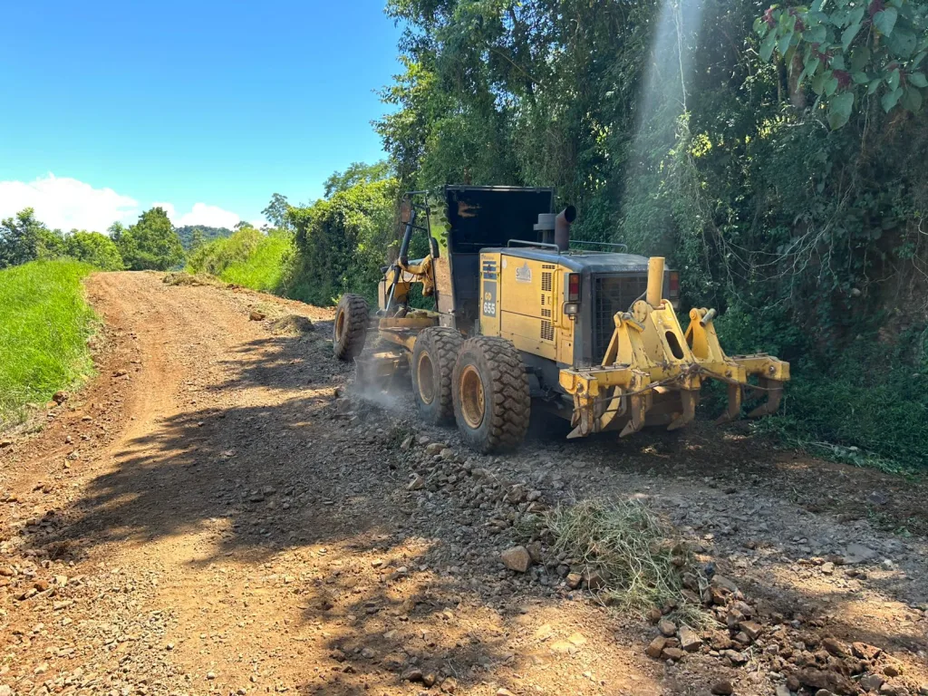 Iniciado o patrolamento da estrada geral entre linha Forquilha e Sede Floresta