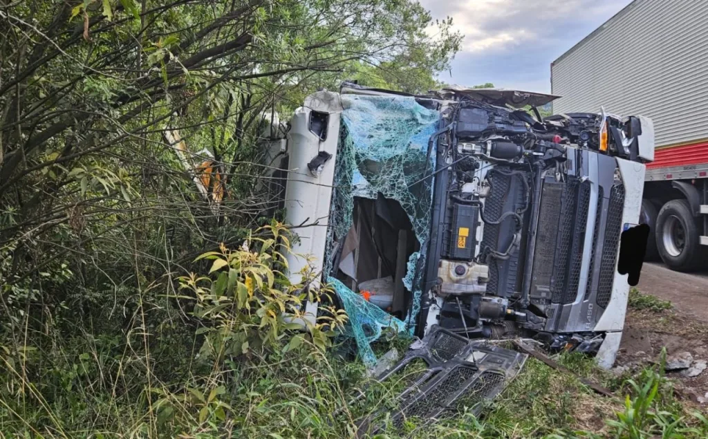 Carreta de Concórdia se envolve em acidente na BR-153