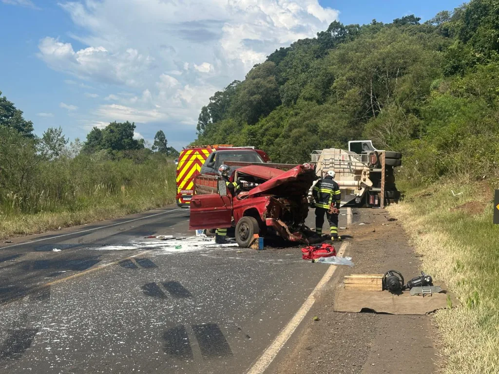 Grave colisão entre caminhões deixa motorista preso às ferragens em Concórdia