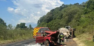 Grave colisão entre caminhões deixa motorista preso às ferragens em Concórdia