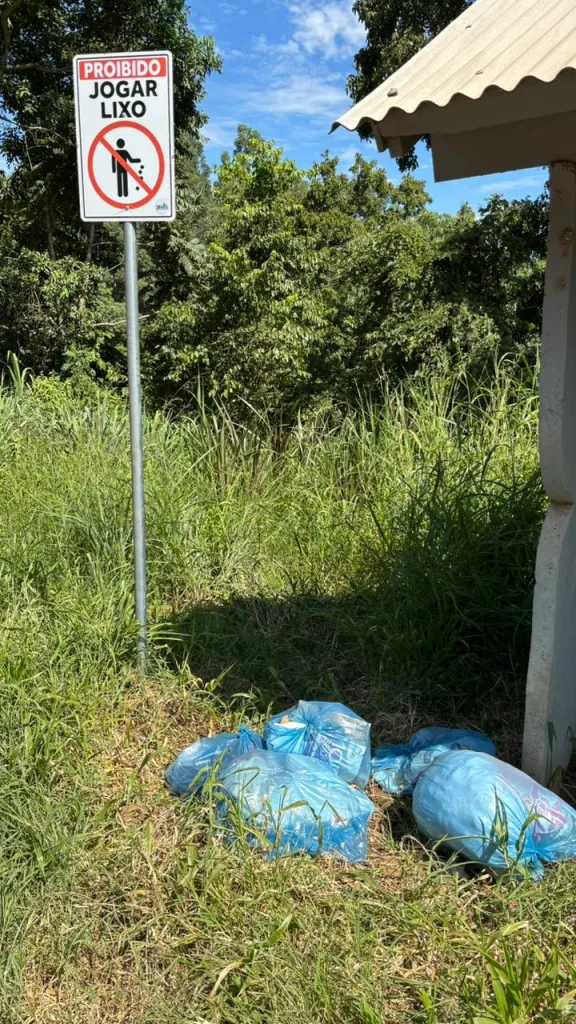Novamente, lixo é despejado irregularmente na entrada para linha Forquilha
