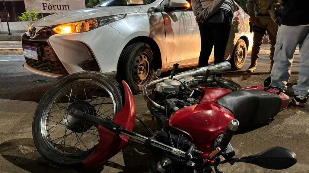 Colisão entre moto e carro é registrada na rua do Comércio