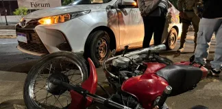 Colisão entre moto e carro é registrada na rua do Comércio