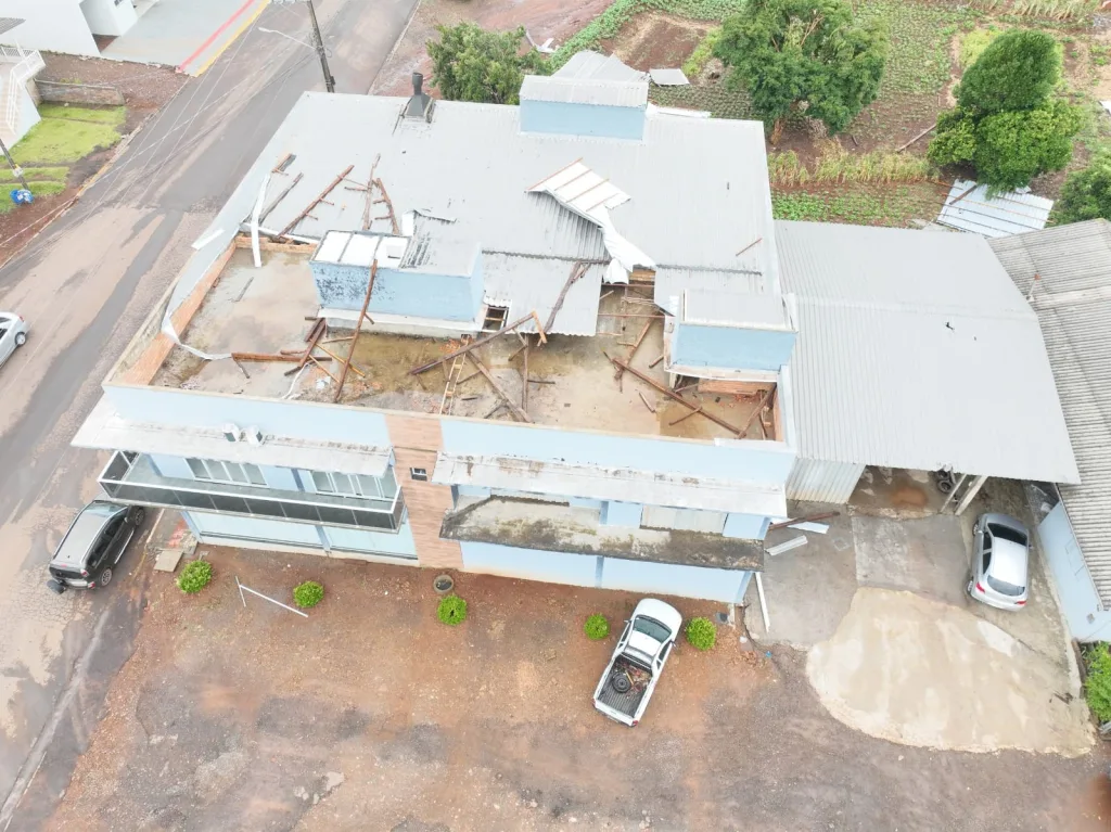 Vendaval e chuva intensa causam transtornos em Faxinal dos Guedes