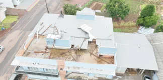 Vendaval e chuva intensa causam transtornos em Faxinal dos Guedes