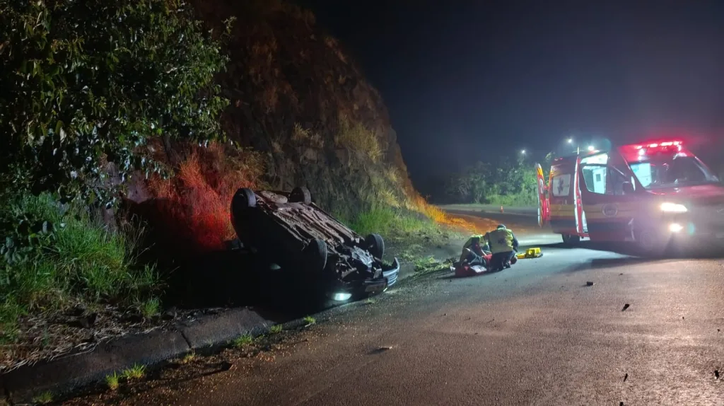 Saída de pista seguida de capotamento deixa homem ferido em Itá