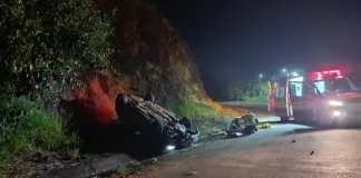 Saída de pista seguida de capotamento deixa homem ferido em Itá