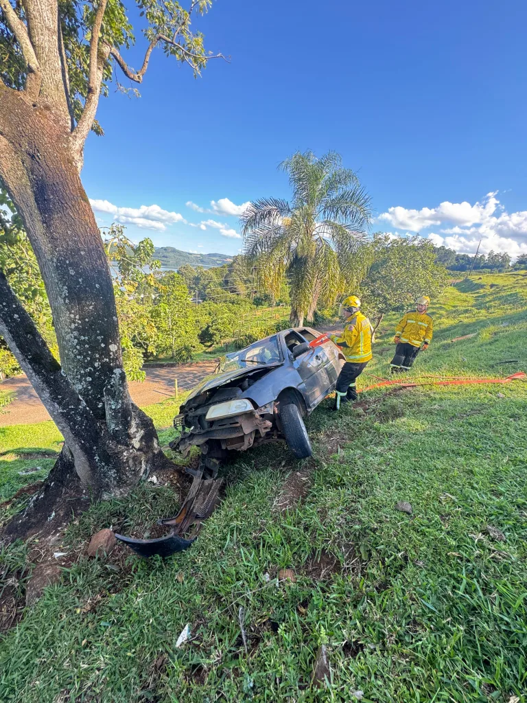 Colisão entre dois carros deixa feridos na SC-154, em Itá