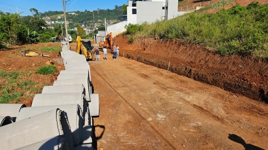 Seguem os trabalhos para o asfaltamento da rua João Garghetti