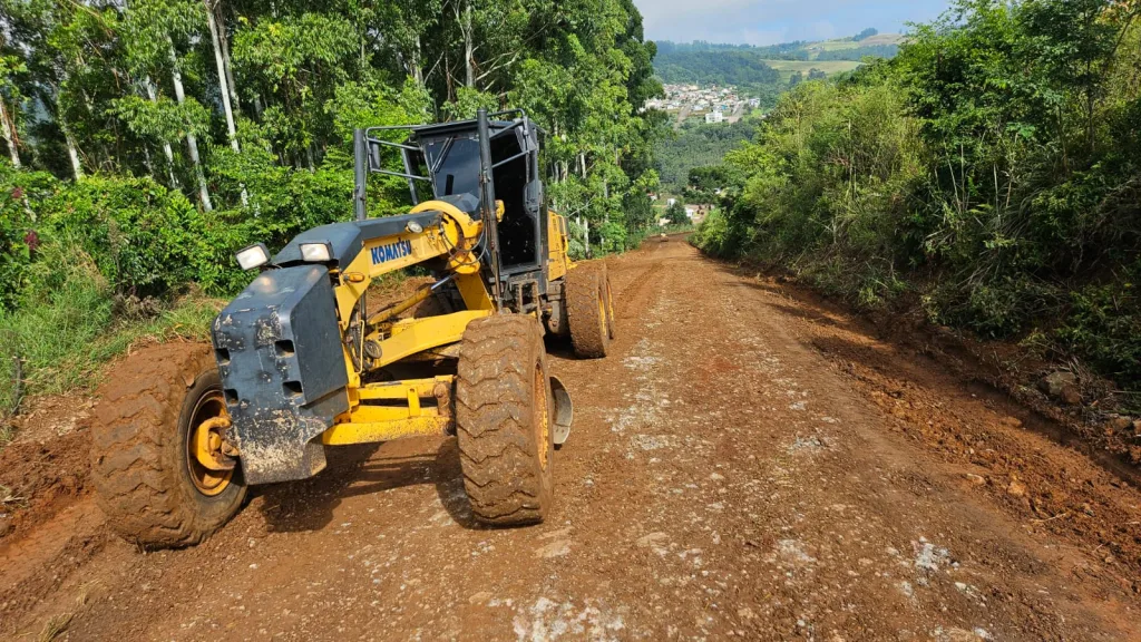 Equipes trabalham na recuperação das estradas atingidas pelas fortes chuvas em Seara