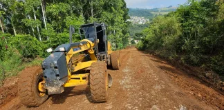 Equipes trabalham na recuperação das estradas atingidas pelas fortes chuvas em Seara