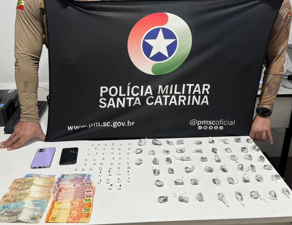 Ação da PM resulta na apreensão de maconha, crack e cocaína em Chapecó