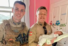 Policiais salvam bebê de 8 dias de vida engasgado com leite materno em Arabutã Policiais salvam bebê de 8 dias de vida engasgado com leite materno em Arabutã