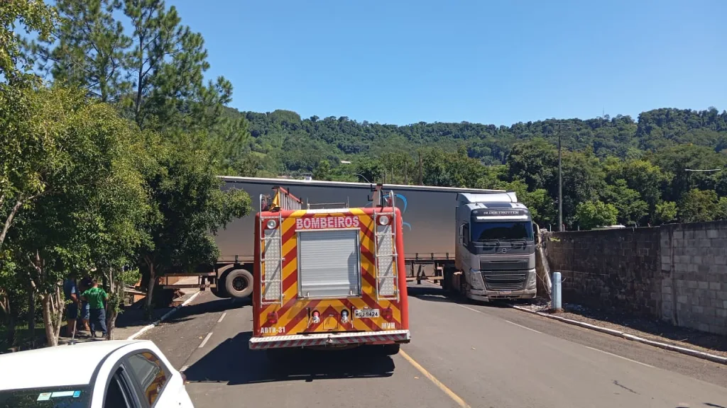 Motorista colide caminhão contra muro em Mondaí; vítima é reanimada após 20 minutos de RCP