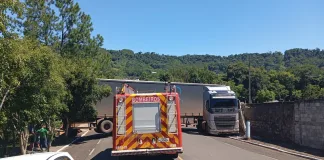 Motorista colide caminhão contra muro em Mondaí; vítima é reanimada após 20 minutos de RCP