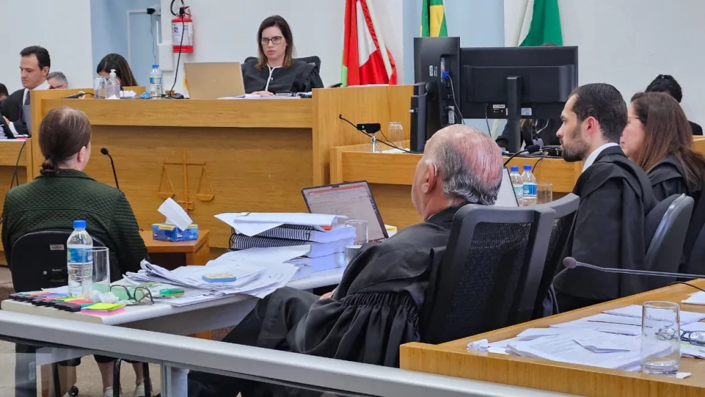 Acusada de contratar cartomante para matar atual companheira do ex-marido é absolvida, em Chapecó