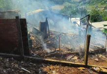 Incendio-destroi-residencia-em-Seara