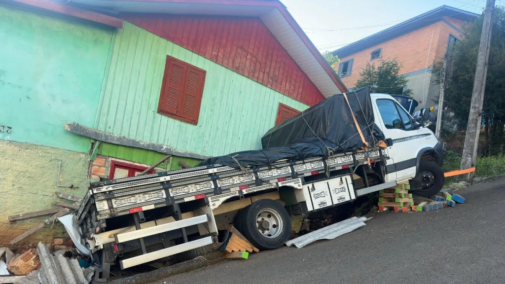 Caminhão atinge residência no bairro Nações, em Concórdia