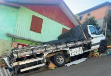 Caminhão atinge residência no bairro Nações, em Concórdia