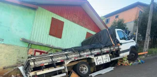 Caminhão atinge residência no bairro Nações, em Concórdia