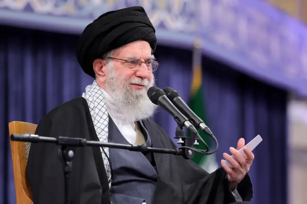 O líder supremo do Irã, aiatolá Ali Khamenei, fala durante uma reunião em Teerã, Irã, em 17 de fevereiro de 2026. Gabinete do Líder Supremo do IrãWANA (West Asia News Agency)Divulgação via REUTERS
