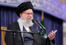 Irã confirma morte do líder supremo Ali Khamenei O líder supremo do Irã, aiatolá Ali Khamenei, fala durante uma reunião em Teerã, Irã, em 17 de fevereiro de 2026. Gabinete do Líder Supremo do IrãWANA (West Asia News Agency)Divulgação via REUTERS