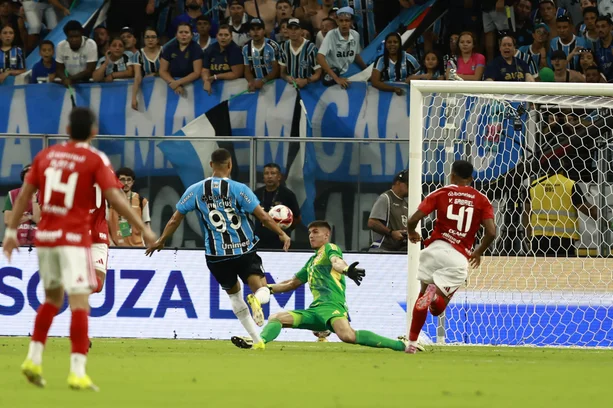 Grêmio faz 3x0 no primeiro GreNal da final do Gauchão